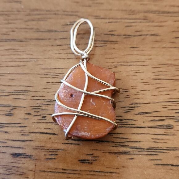 Gold aluminum wire wrapped Baltic Lithuanian amber pendant - Picture 3 of 5